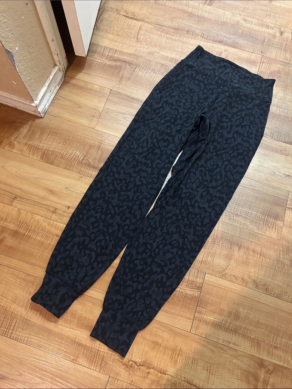 lululemon athletica Black Gray Leopard-Print Track ALIGN JOGGER Joggers Pants 4 - Picture 1 of 6